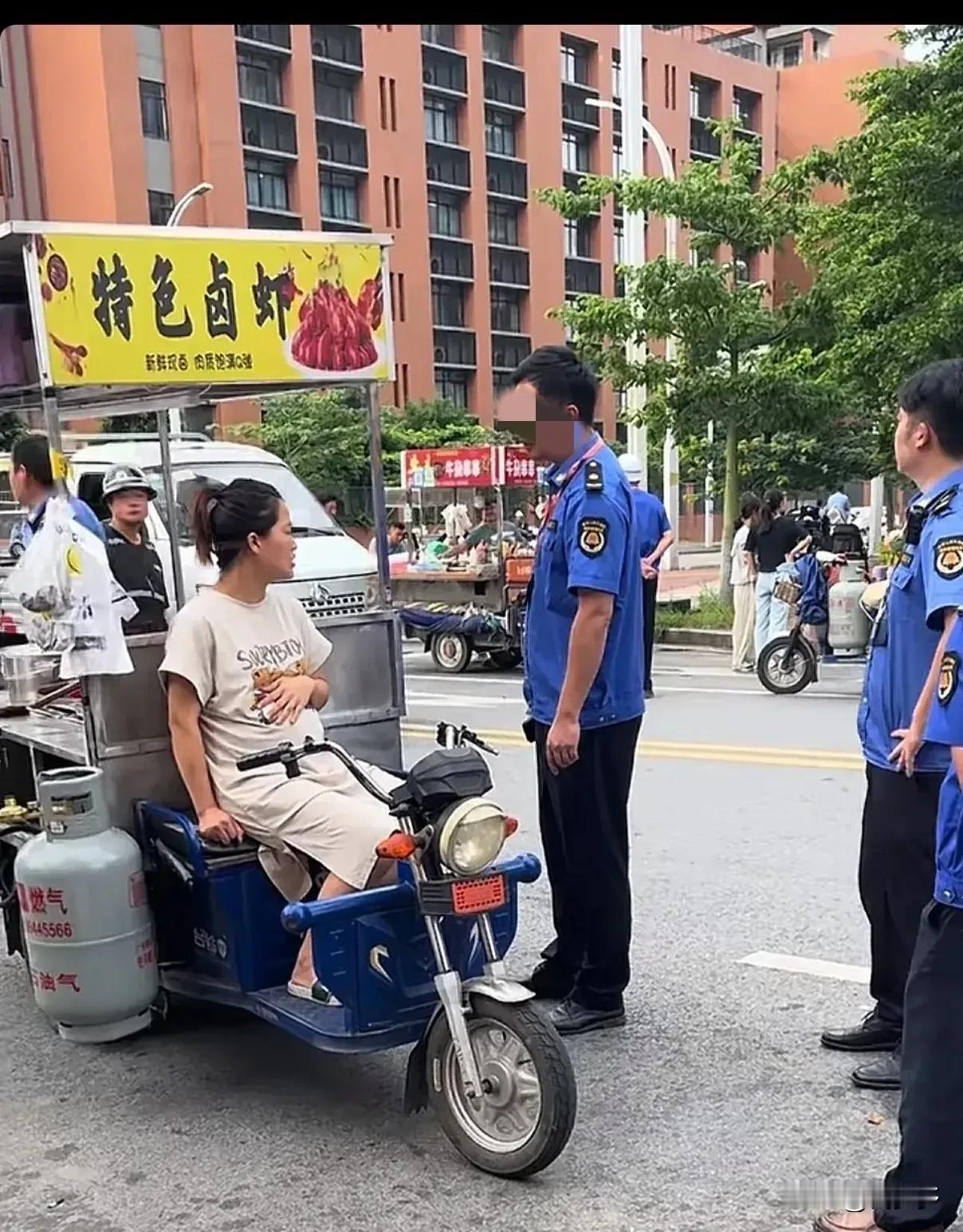 看到一个孕妇挺着大肚子出摊，却被一群城管围着，这一幕确实让人心疼。她一只手擦着眼