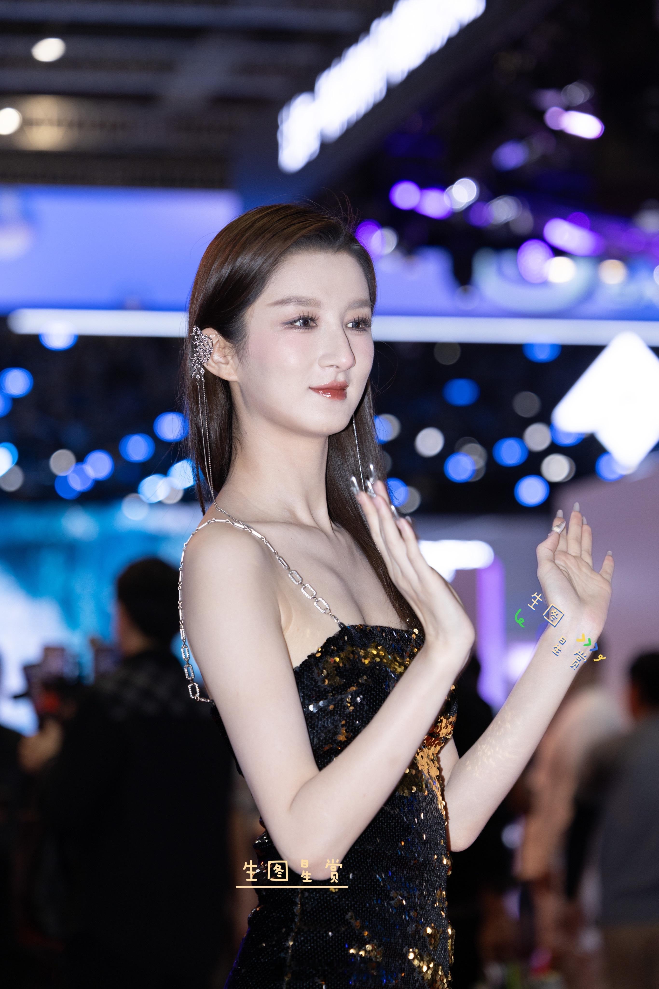 陈宝月上海车展台前幕后生图，白到发光的逆天大长腿[awsl] ​​​