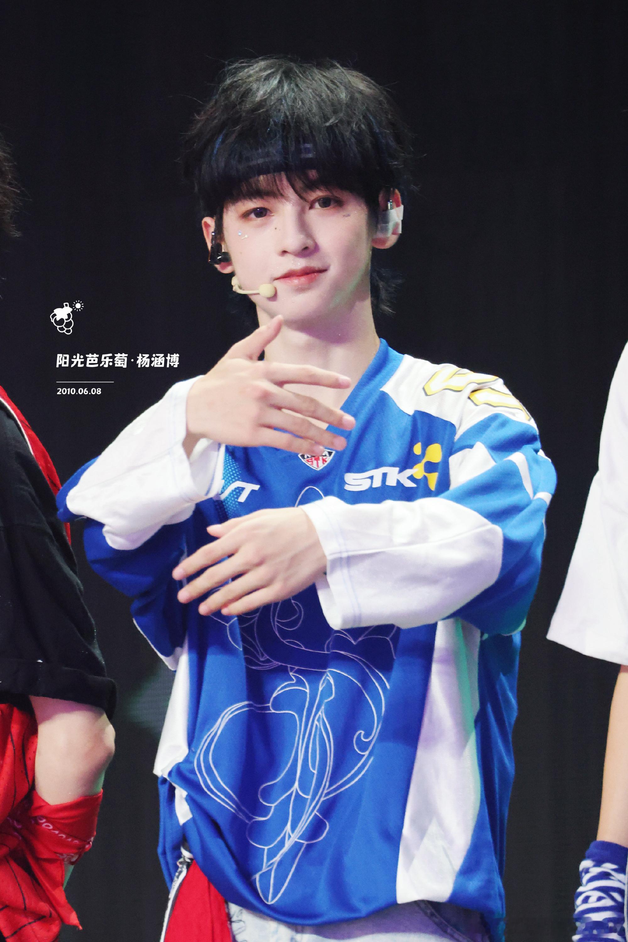 TF家族肆意少年见面会，杨涵博蓝色发带出场自带少年感[吃馕][吃馕]杨涵博混血感