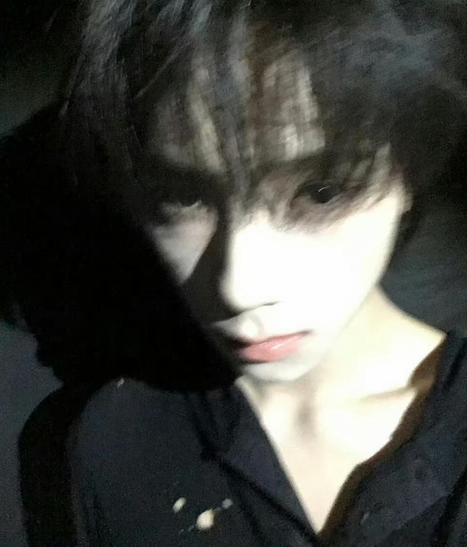 王橹杰穆祉丞同款拍照手机那还说什么橹穆99了呗[送花花][送花花] ​​​