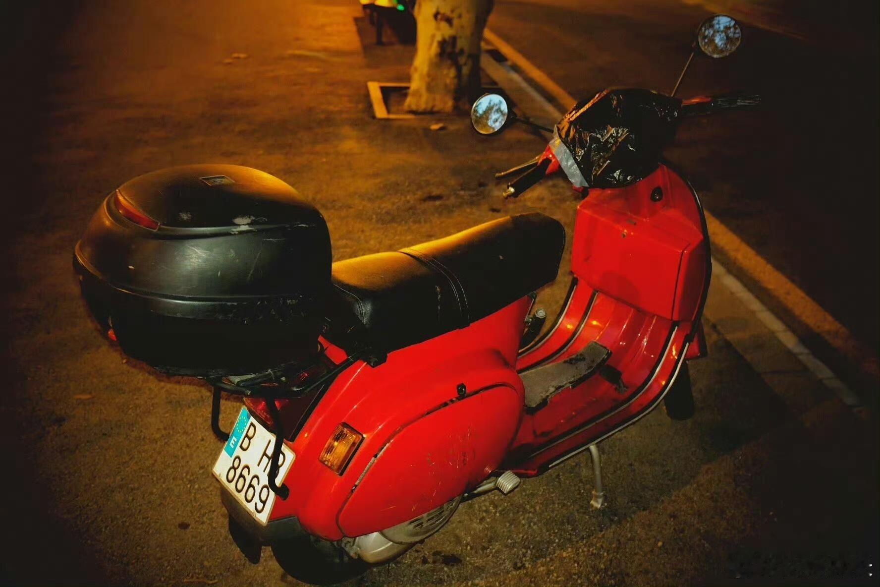 在生活里找易烊千玺的影子 现在出门总忍不住多拍几张，斑驳的墙、阳光下晃动的树叶、