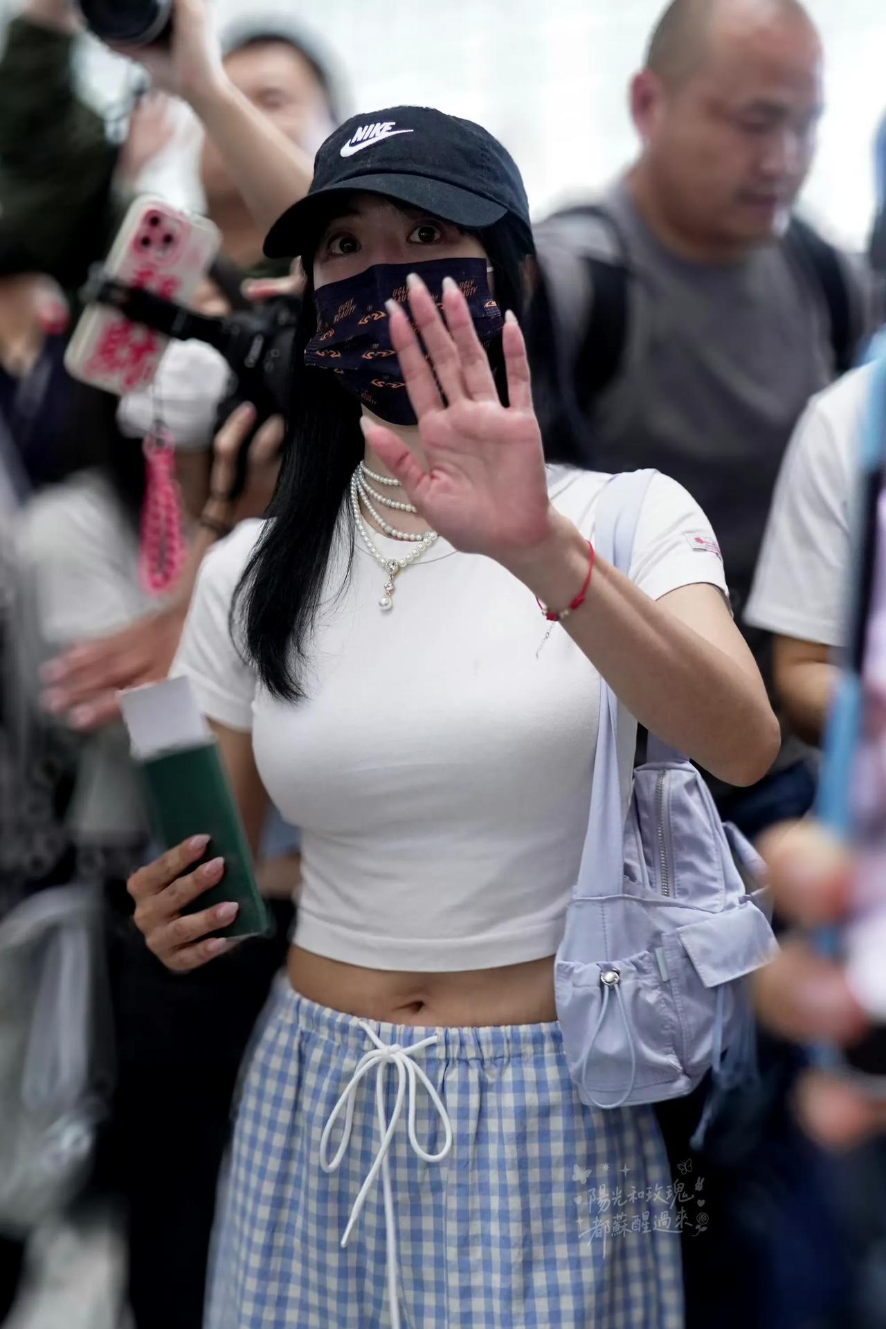 难怪当红时全国都在传她“隆胸”了，虽个子娇小，但这身材确实火辣傲人！而且谁能看出