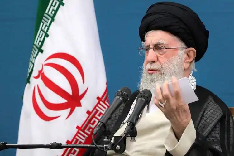 2026年1月13日，美伊关系突然踩下“急刹车”，一场火药味十足的对峙直接把中东