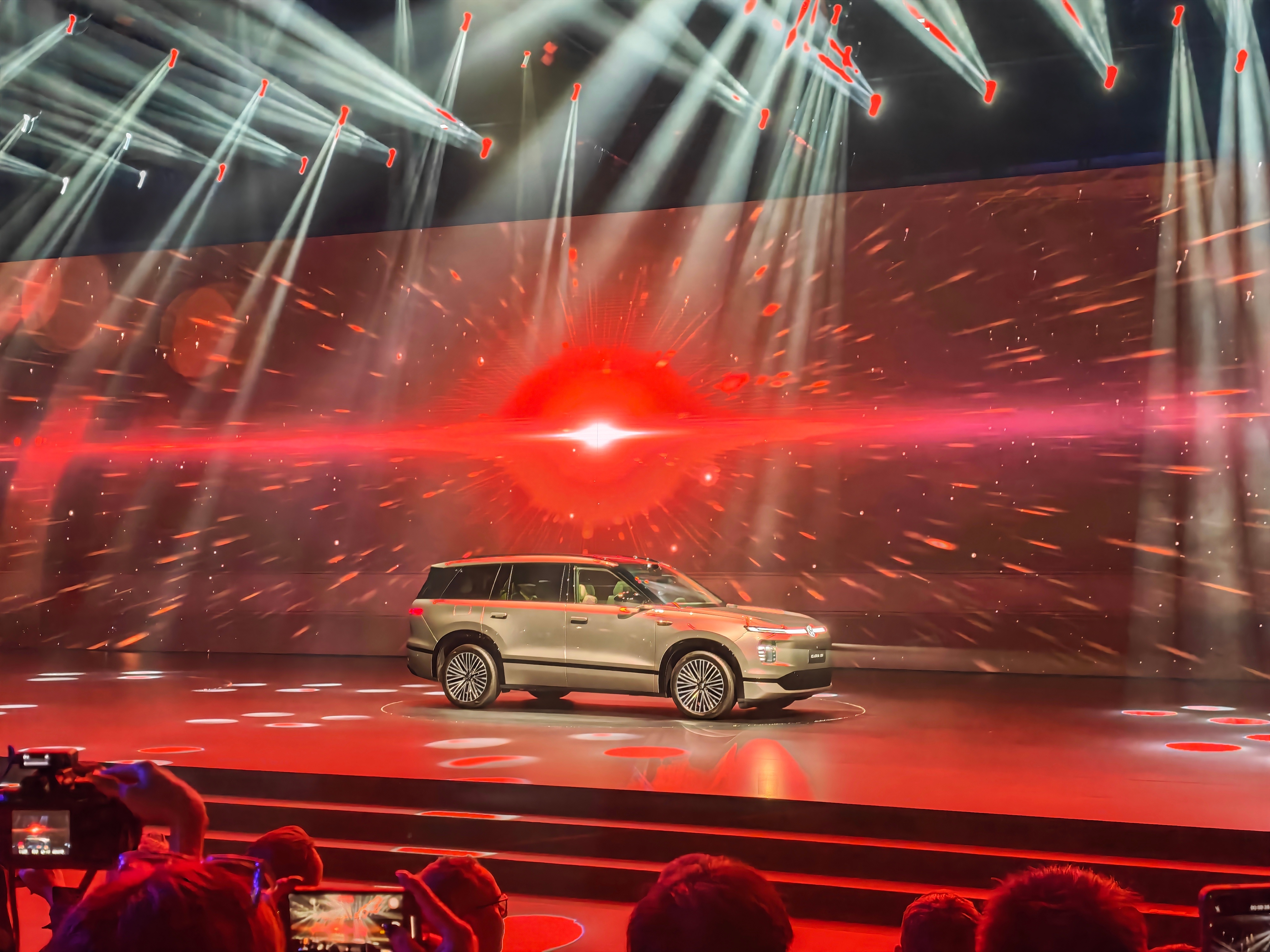 虽说增程不是什么新技术了，但上汽大众的ID. ERA 9X 还是带了一些全新的体