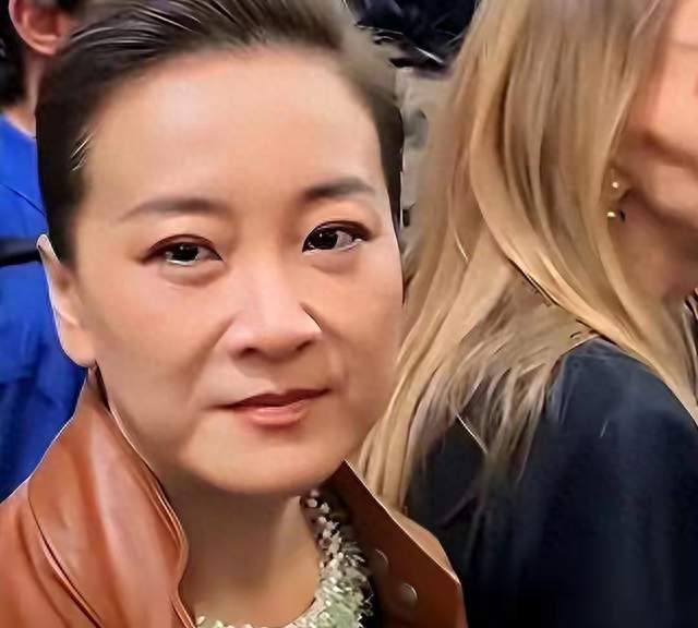 贾玲彻底陷入死局：新片不敢上，综艺路也走不通，两头全堵死
