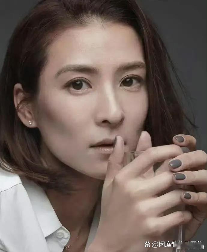 这才是女扮男装，没把观众当傻子。 