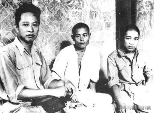 1939年，新四军叶挺军长亲临前方医院看望被俘的日军士兵田畑作造(中)和香河正男