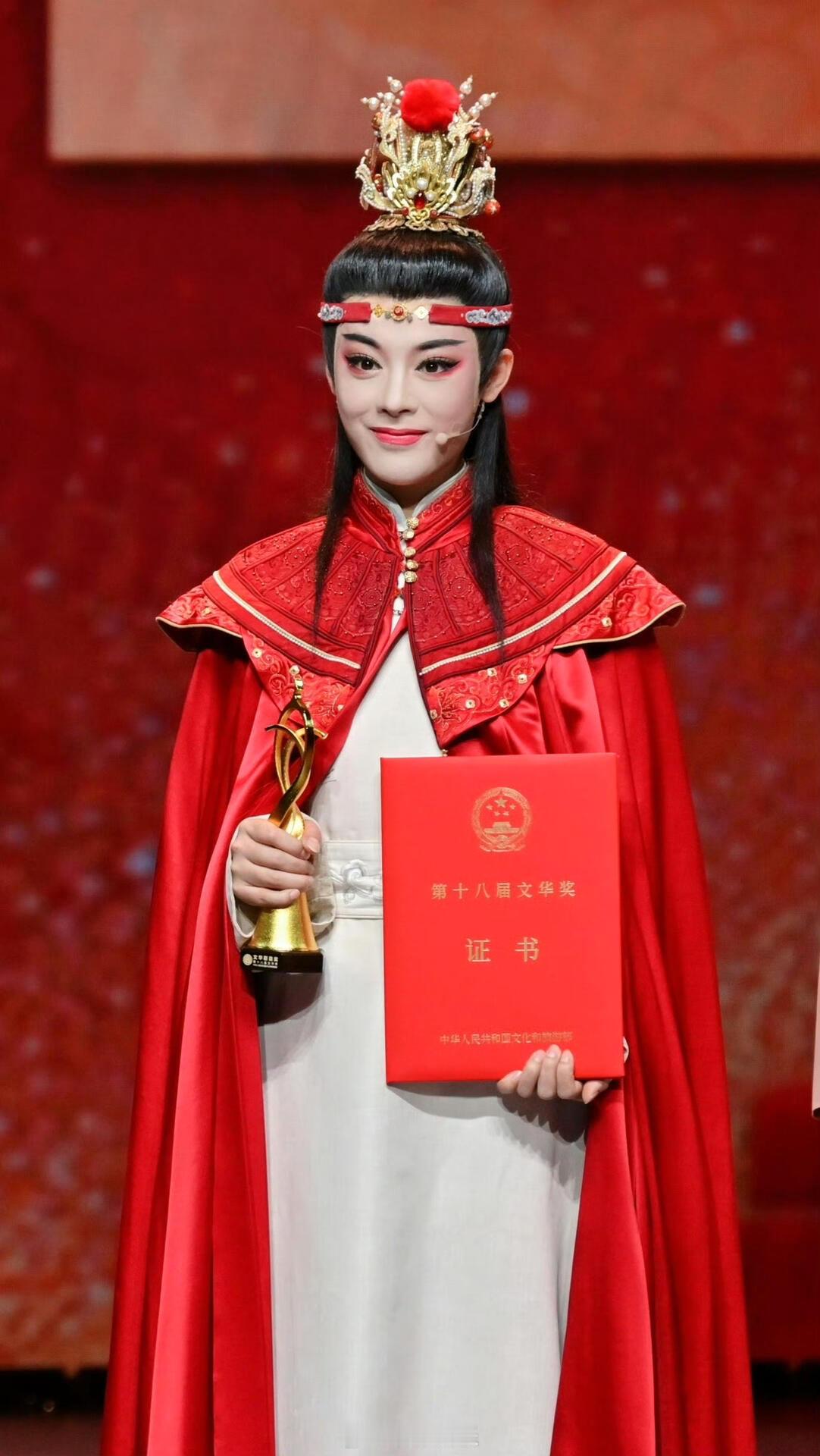 陈丽君斩获文华奖陈丽君荣获文华表演奖恭喜陈丽君荣获第十八届文华表演奖，成为首位获