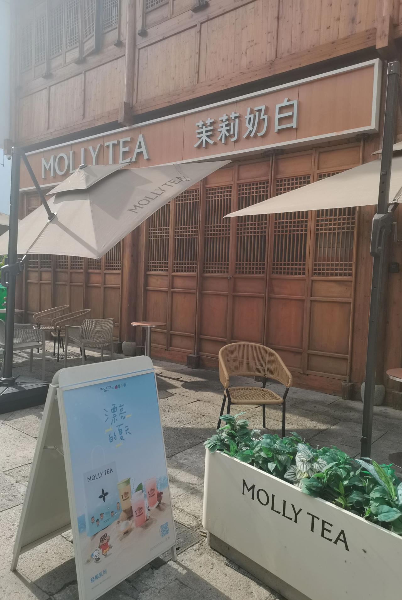 茉莉奶白必须坚持到底！当前日韩欧美网友全都站茉莉奶白，LV反倒全网翻车。
四叶花