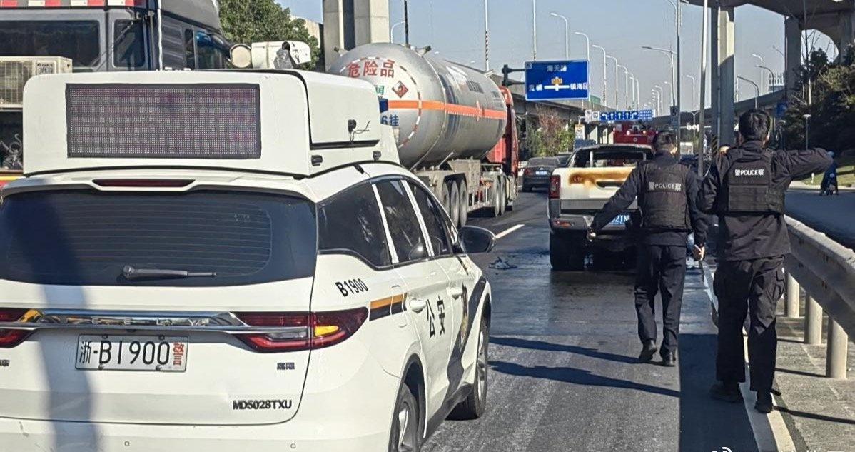 近日，镇海区交通运输执法人员在嘉象线171K+800路段巡查时，发现前方一辆皮卡