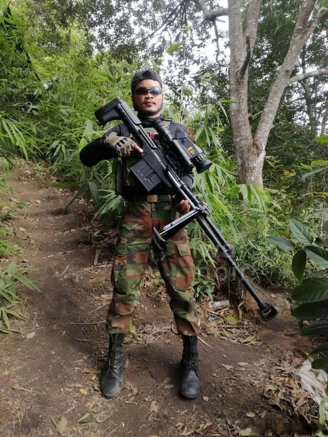 一名柬埔寨王家军士兵发布了一张照片，照片中他携带着一款相当罕见的狙击步枪及热成像
