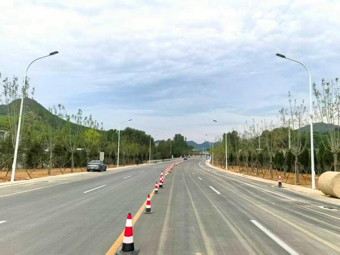 济南历城区港九路照明工程主体完工：4.4公里灯火点亮乡村“夜归路”！山间道路亮起