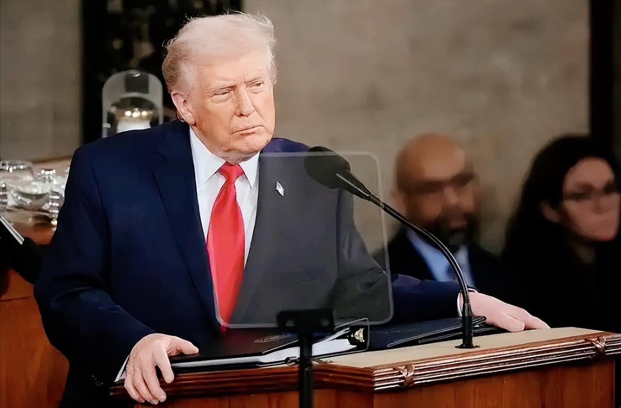 赢麻了？特朗普国情咨文演了快2小时，全程全是自吹自擂，还被民主党议员当场叫板，场