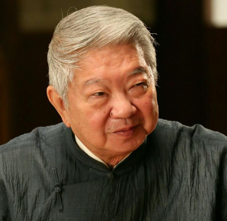 1993年，黄家驹在日本摔伤去世，蔡澜前往为他操办葬礼，记者问蔡澜:“你与黄家驹