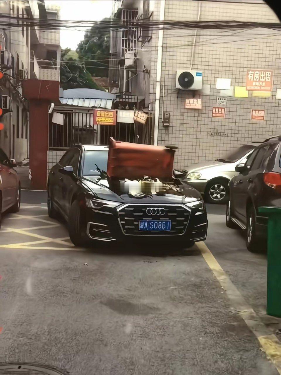 一己之力挡了那么多台车消防通道这么大的字他看不见吗？ ​​​