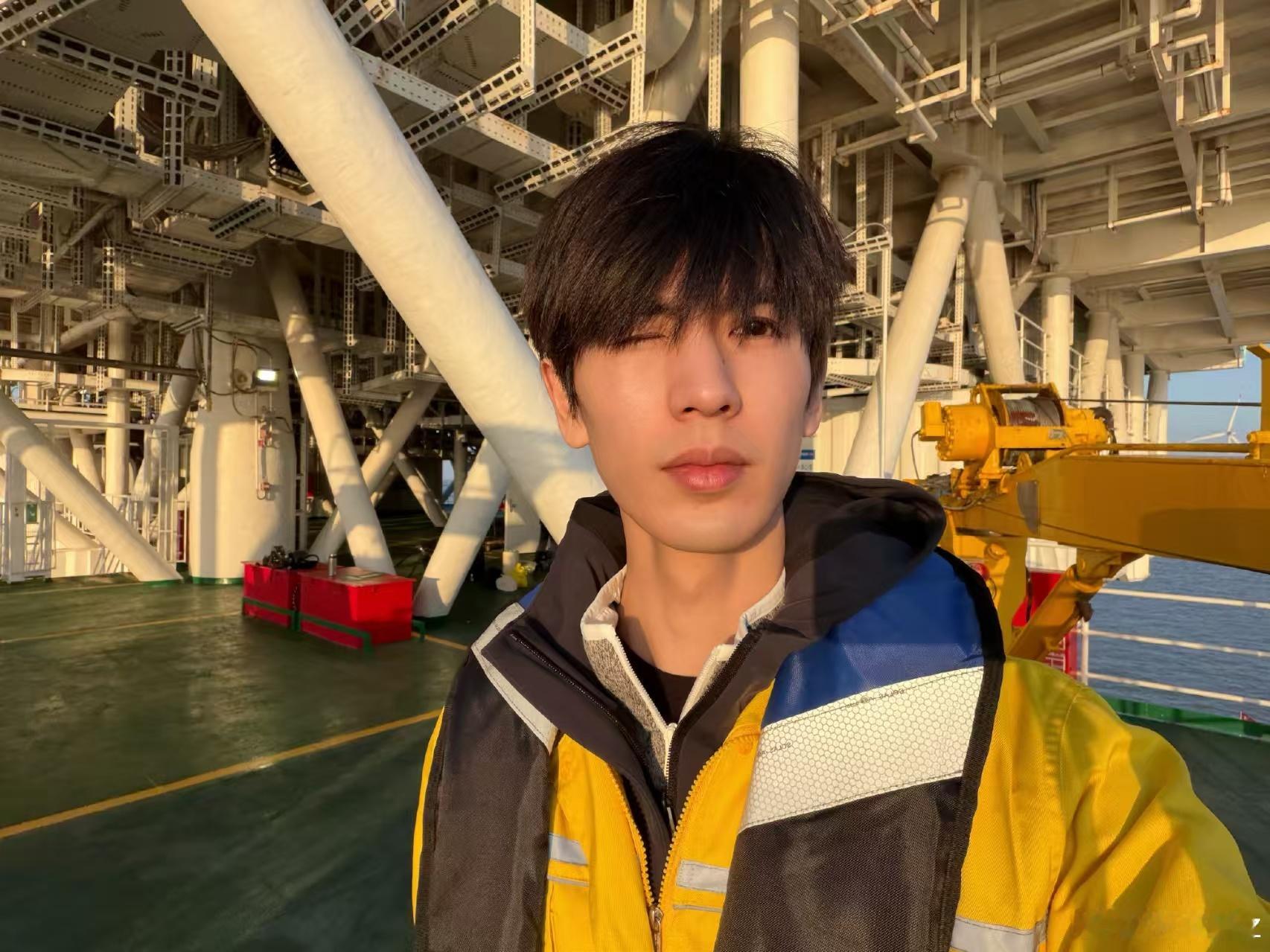 张凌赫见证了绿色电力的诞生  从荧幕演员到公益践行者，张凌赫踏足海上风电场，探寻