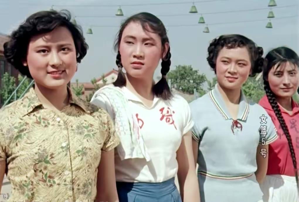 这张照片是1957年上映的经典电影《女篮5号》的剧照：

我认出了珠圆玉润、粉面