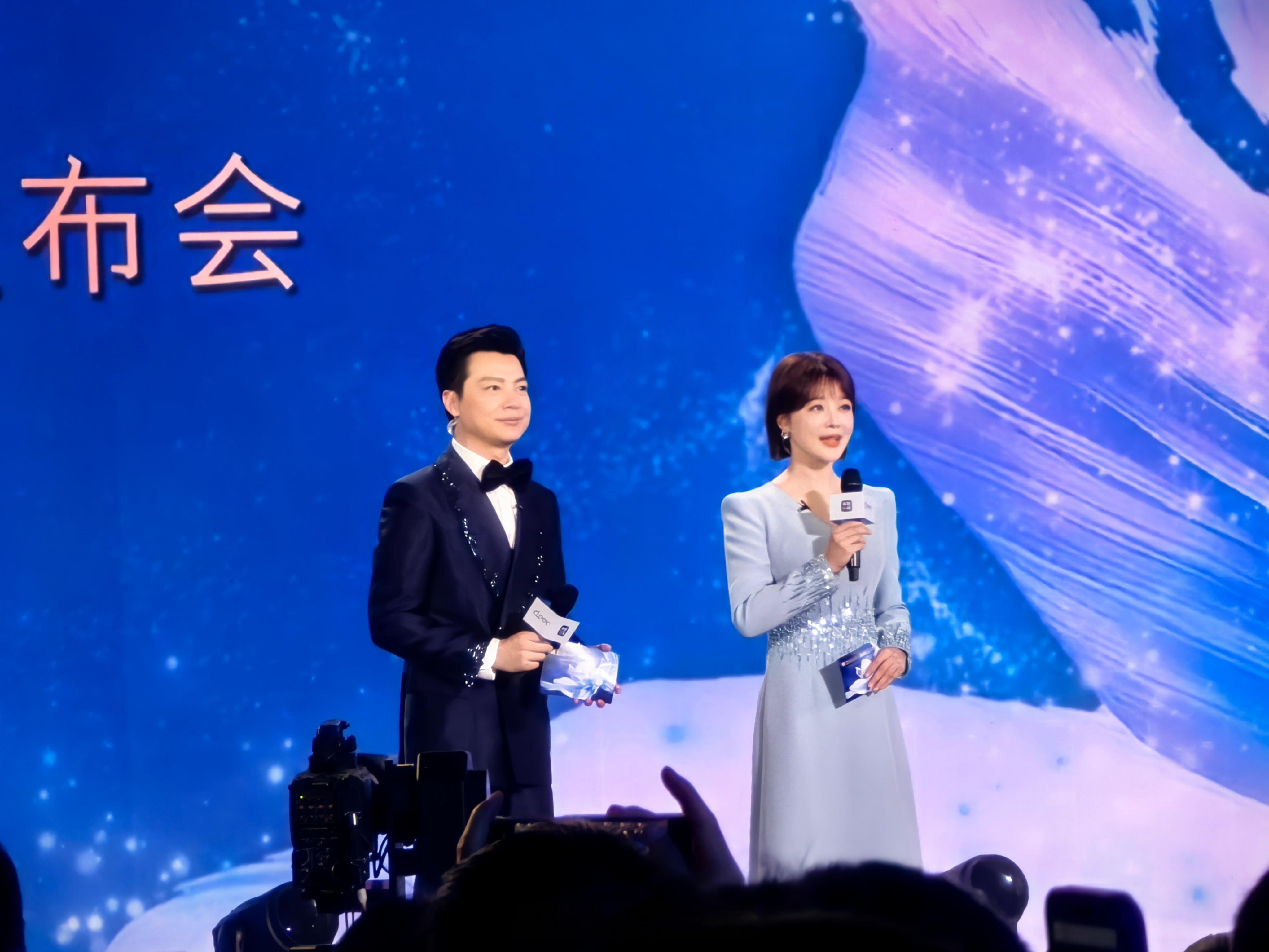 [666]cleer与央视新闻合作，主持人任鲁豫、胡蝶。 ​​​