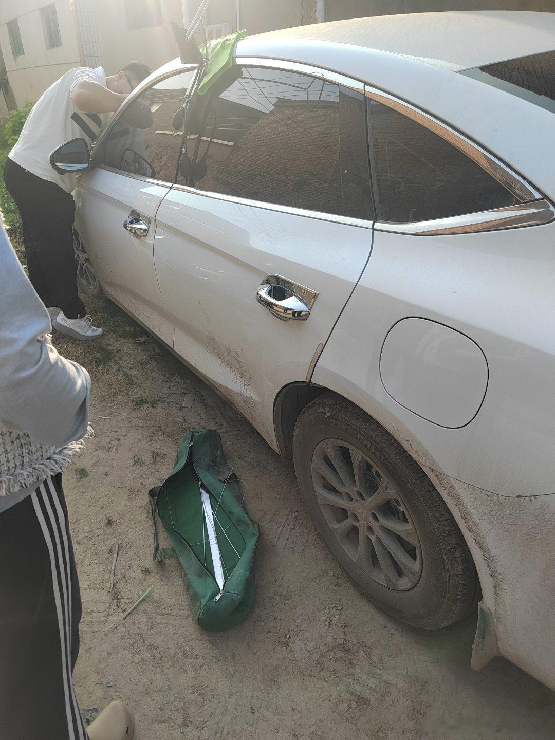 以前只知道上门开锁可以开房间门锁直到昨天，邻居的车钥匙锁车里面了才知道还可以开车