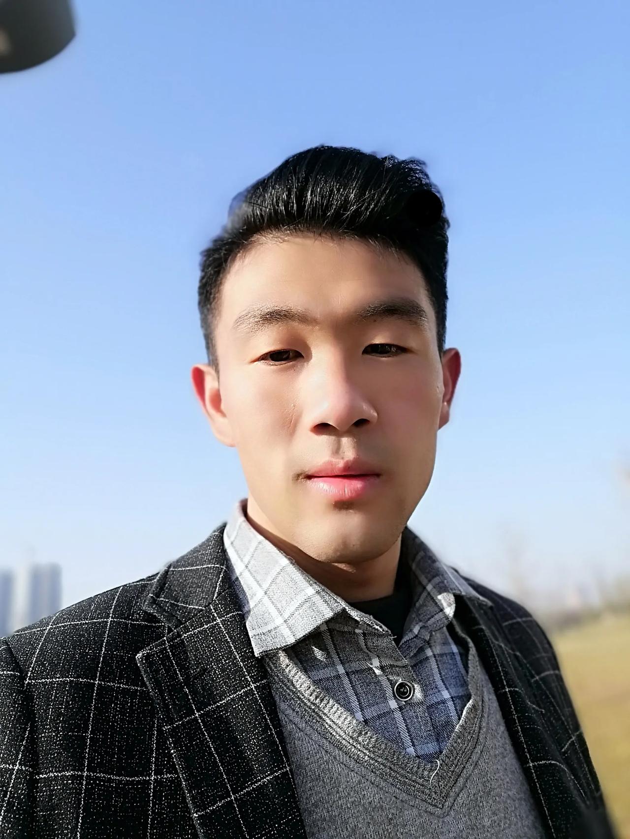 穿几年前的旧衣服，你会感觉自卑吗当然不会，怎么可能自卑呢，这件衣服我2017年买