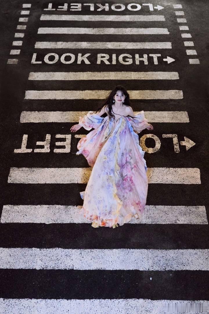 #田曦薇蹦蹦跳跳走秀#仙女裙下是运动鞋，落跑甜心公主内~一款超级元气灵动的女明星
