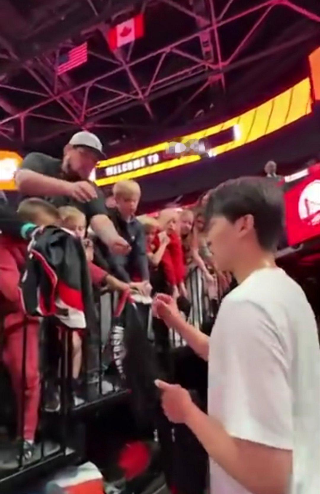 杨瀚森给波特兰当地小球迷签名！nba季前赛 ​​​