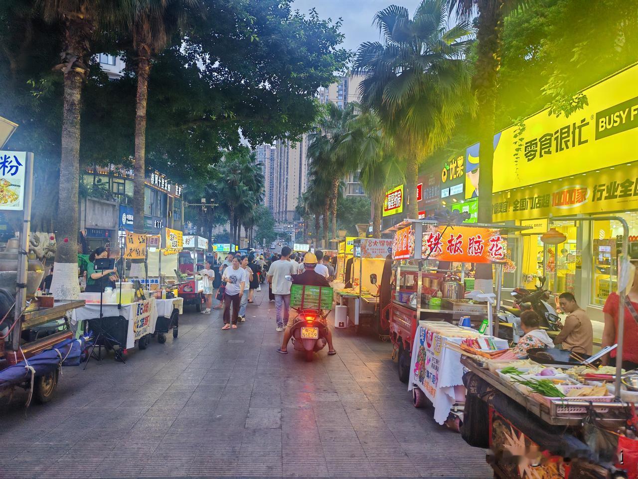 突然期间，遍地都是烧烤摊！宜宾各公园步行街，甚至桥下，大路边都是烧烤摊，大家都觉