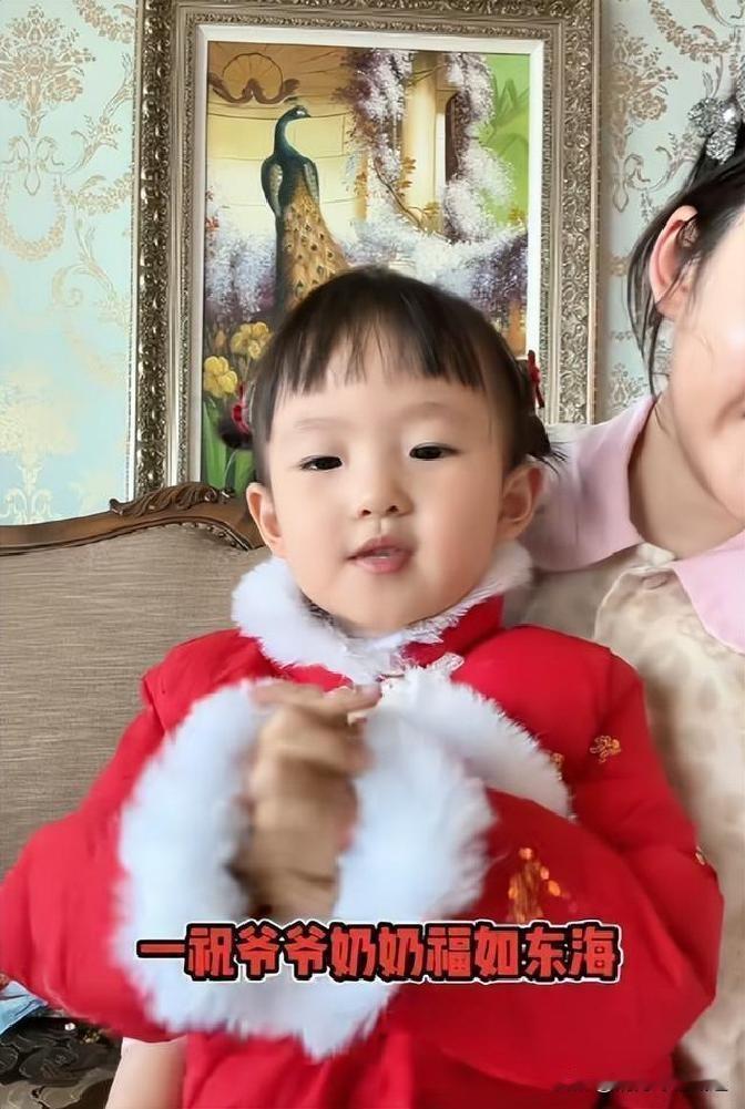 六岁的闪闪在视频中喊“爷爷奶奶”，但无回应，令人心疼。

王家装聋作哑，既不认也