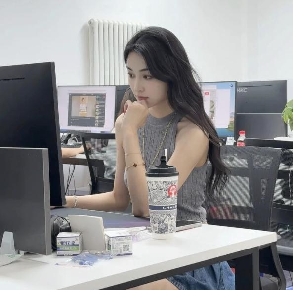 办公室的甜美女孩，沉浸在工作中，享受咖啡的陪伴。