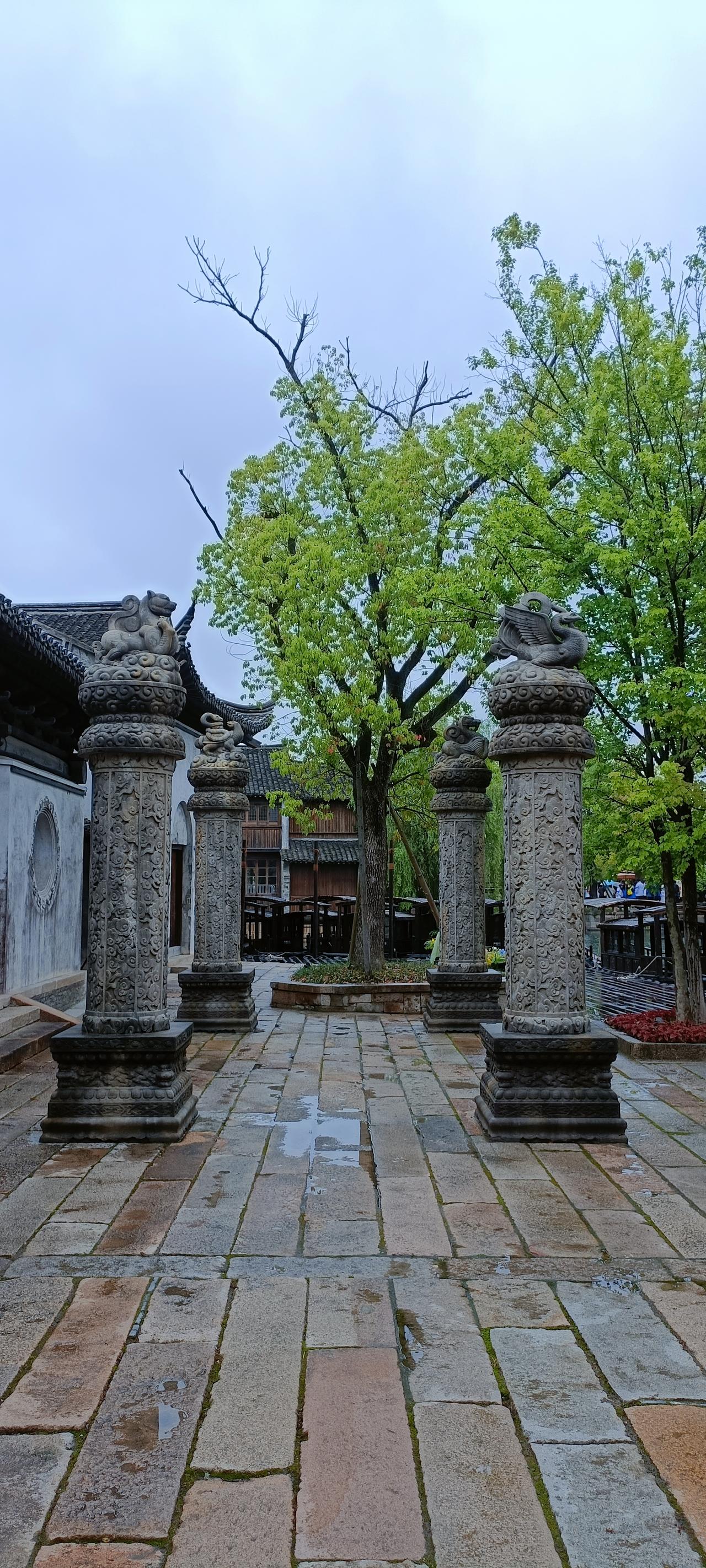 古风庭院，石柱矗立，绿树掩映，静谧悠然。
上联:庭院深深深几许，
下联:绿树阴阴