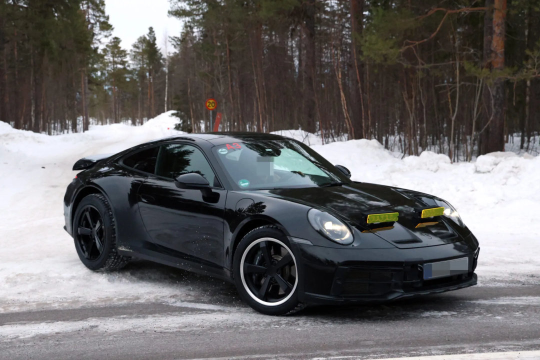 车市热门 近日，海外媒体在瑞典北部雪地捕获了一组全新保时捷911 Dakar的路