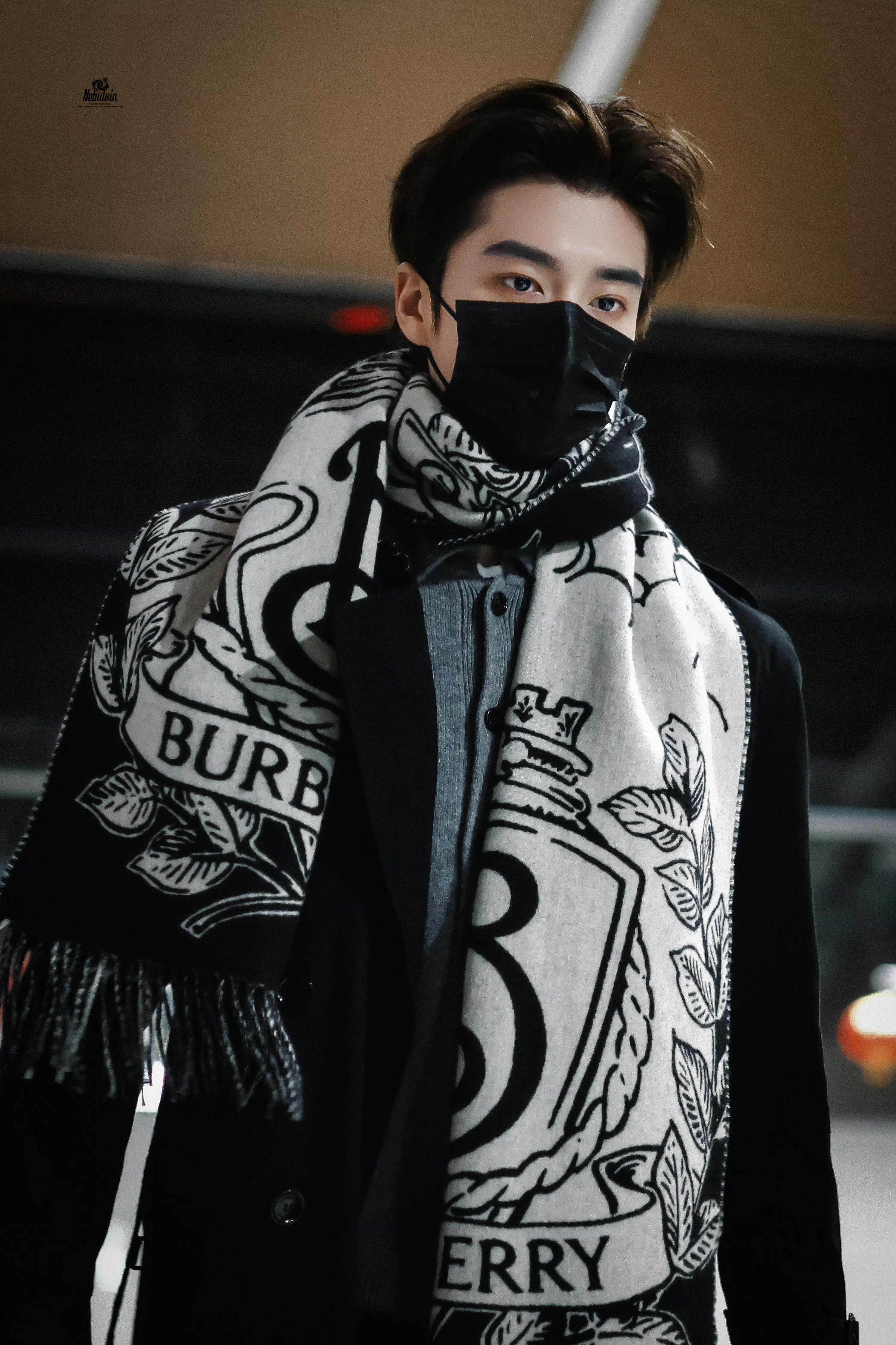 张康乐出发开启伦敦时装周行程，机场Look帅气演绎BBR经典风衣围巾造型，多次品