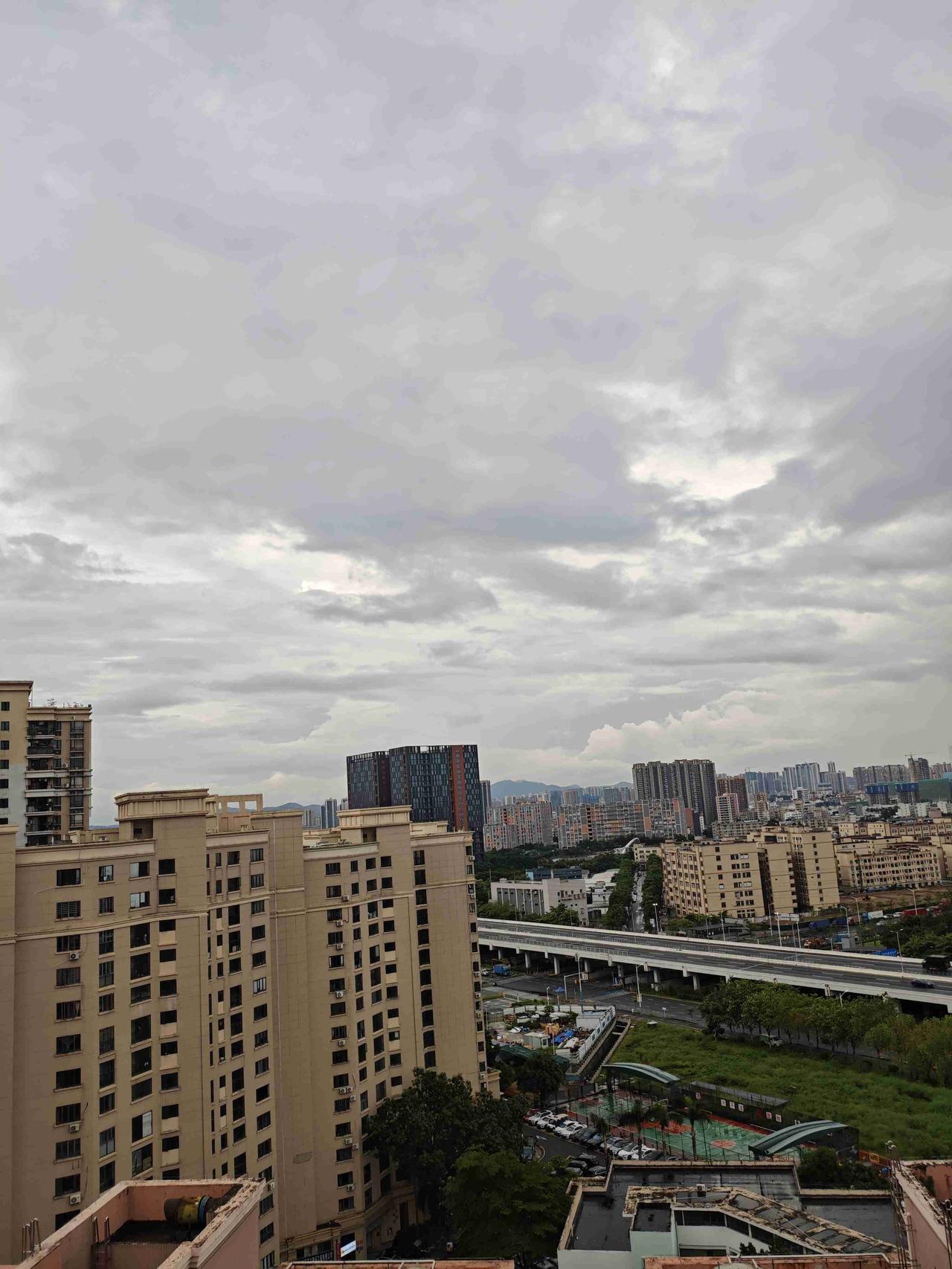 我的今日状态：😁轻松愉快
我这里的天气：🌧下雨：深圳今日有暴雨，气温23度到