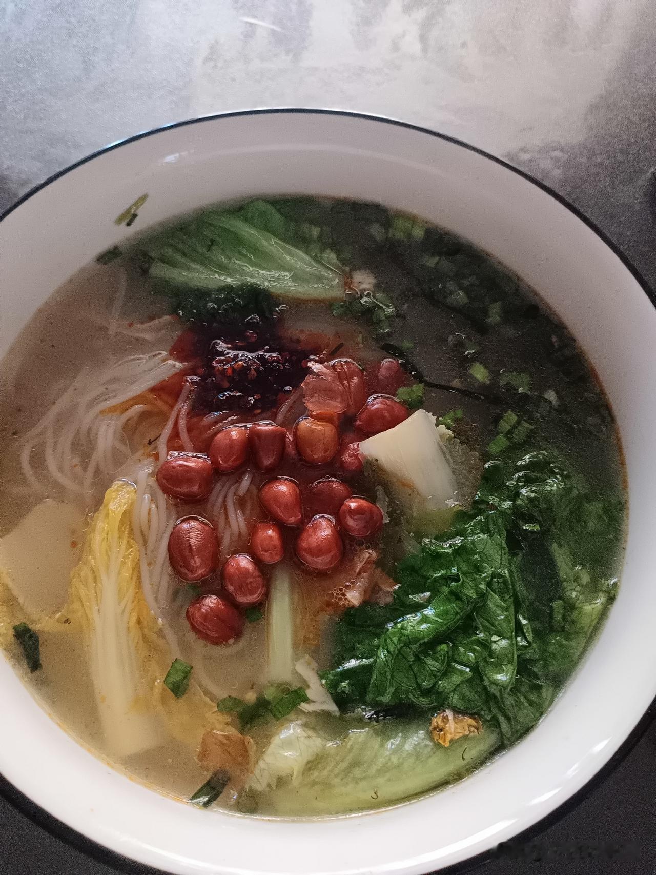 昨天晚上值了一晚上班，早上回家在家里找了一把米线，随便对弄了一下冰箱里找一个油饼