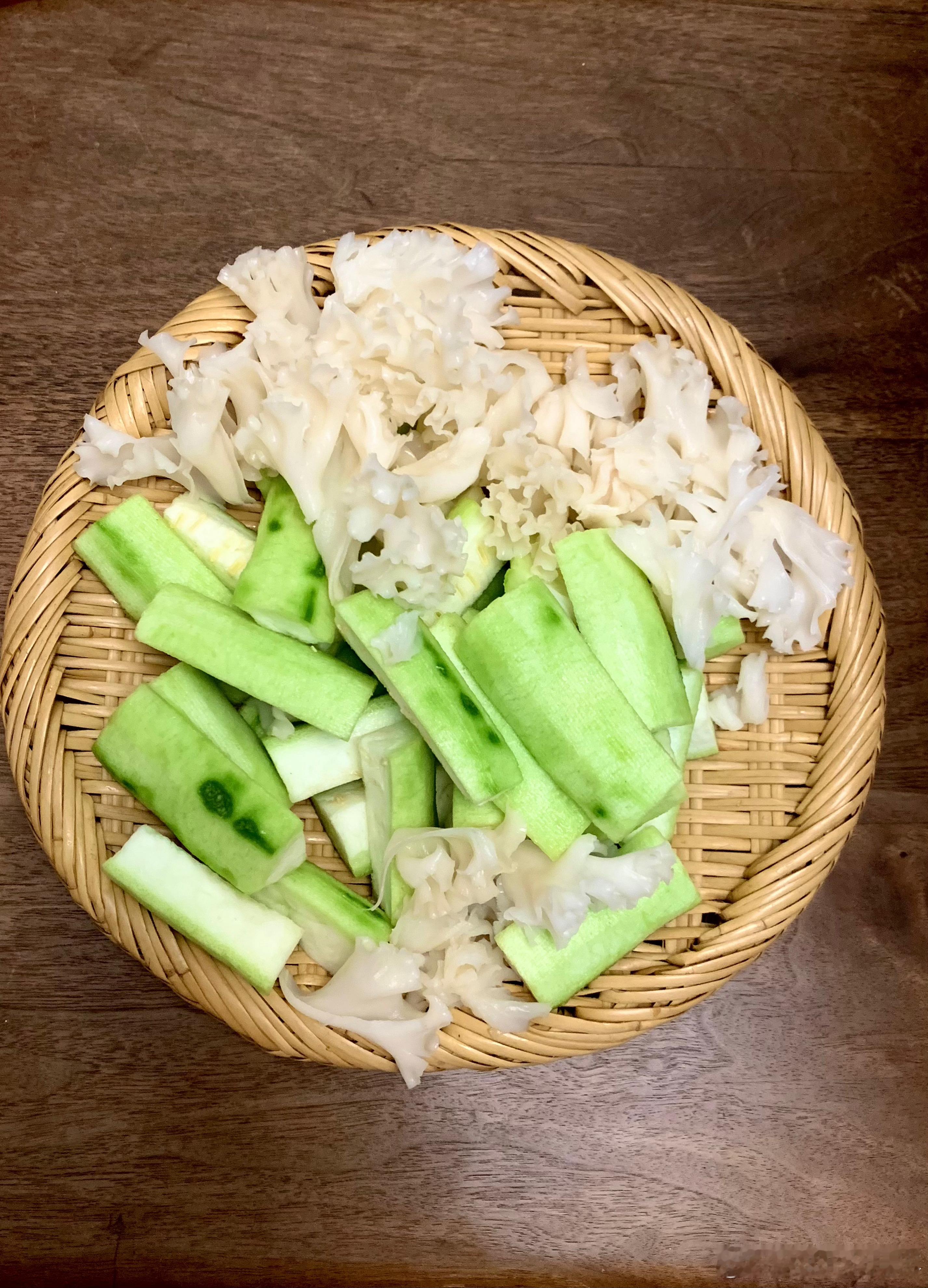 周末愉快～晚上煮粤菜绣球菌烩丝瓜豉椒紫苏排骨煲潮汕苦瓜烙蛋我的生活in记记录生活