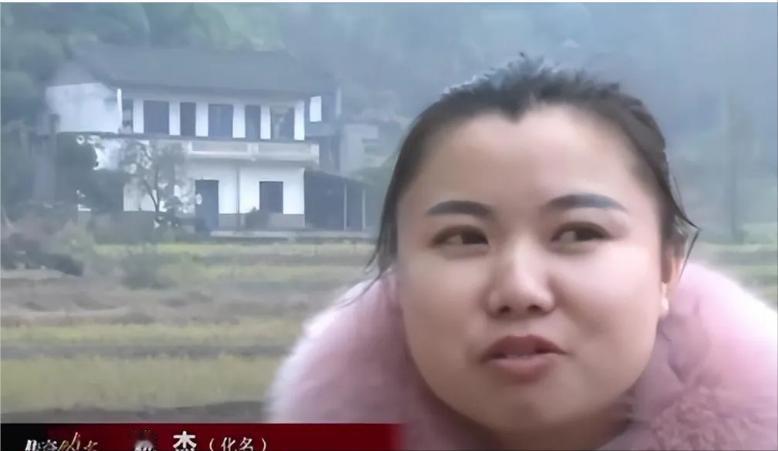 2015年，河南一女子在工厂干活时，听到同事说了一句方言，她猛地回过头，抓住同事