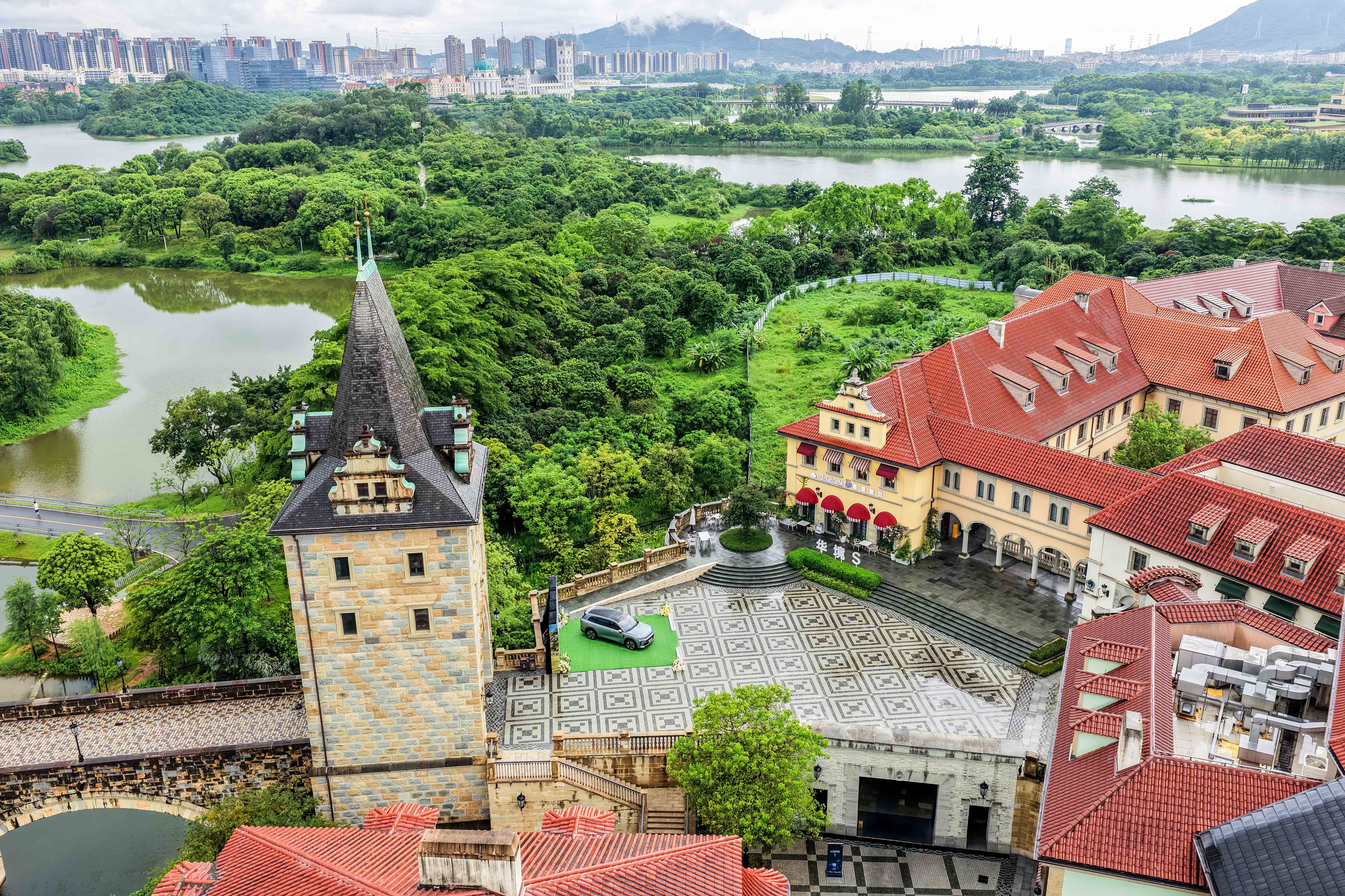 华境S第1万台车在华为松山湖交付 我去过松山湖，华境S选择在这里交付，是有特殊意