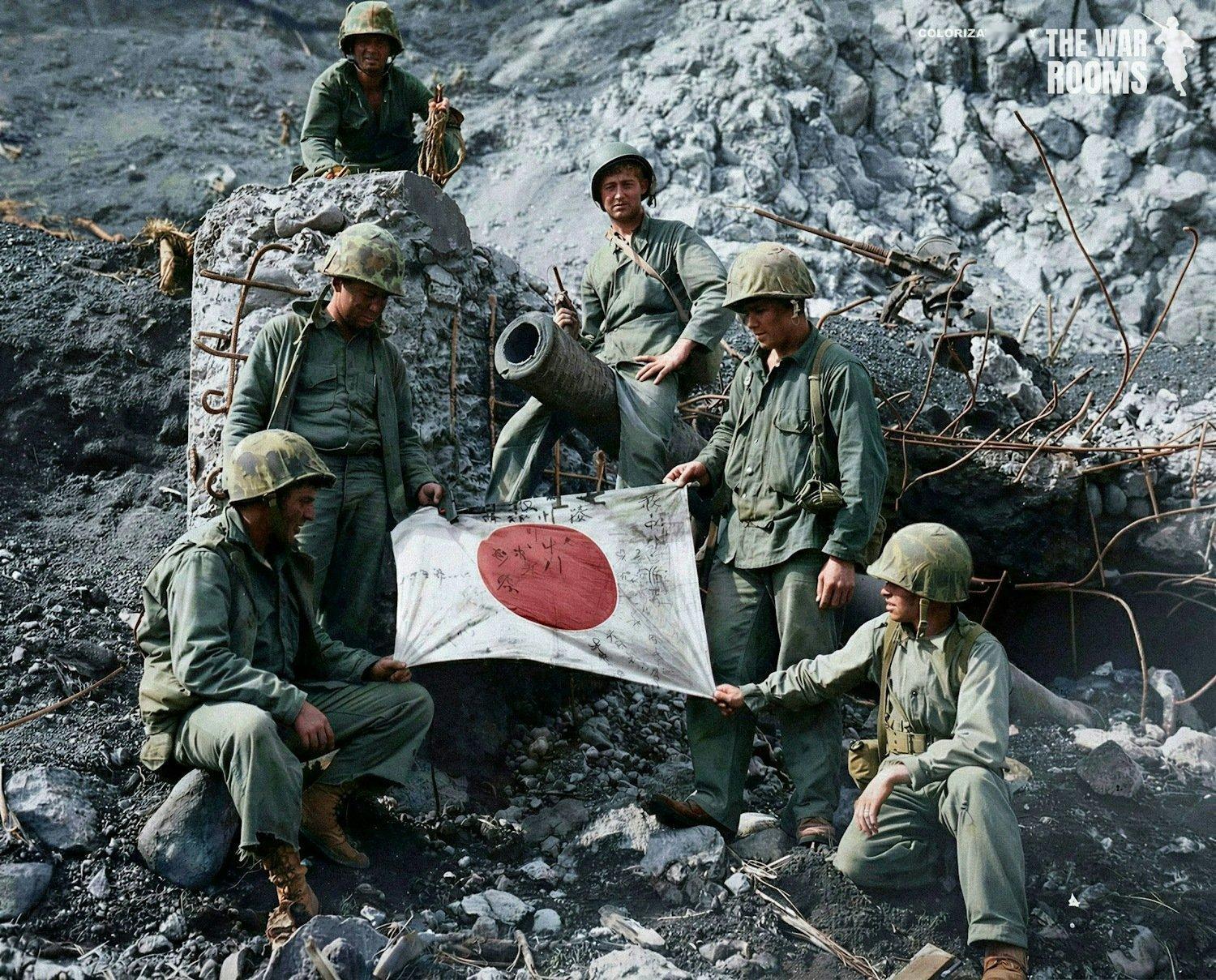 1945年2月，美国海军陆战队一等兵J·L·哈德森、二等兵K·L·洛夫特、一等兵