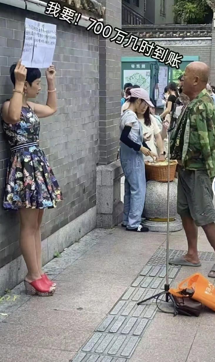 一网红富婆直接当街举牌征婚，牌上的字特扎眼：“有财有颜，700万存款在手，征婚不