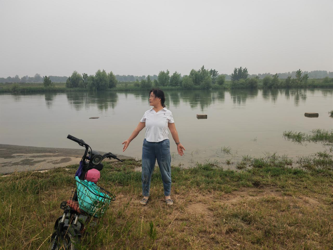 美景美女，只要有心情，在哪里也可以健身。看情景，这是摆开打太极拳的架势了。这是太