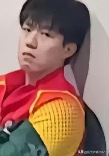 怎么着? 输了又怎么样?
巴黎奥运会打完了之后
他还在打！
状态肯定不如好好备战
