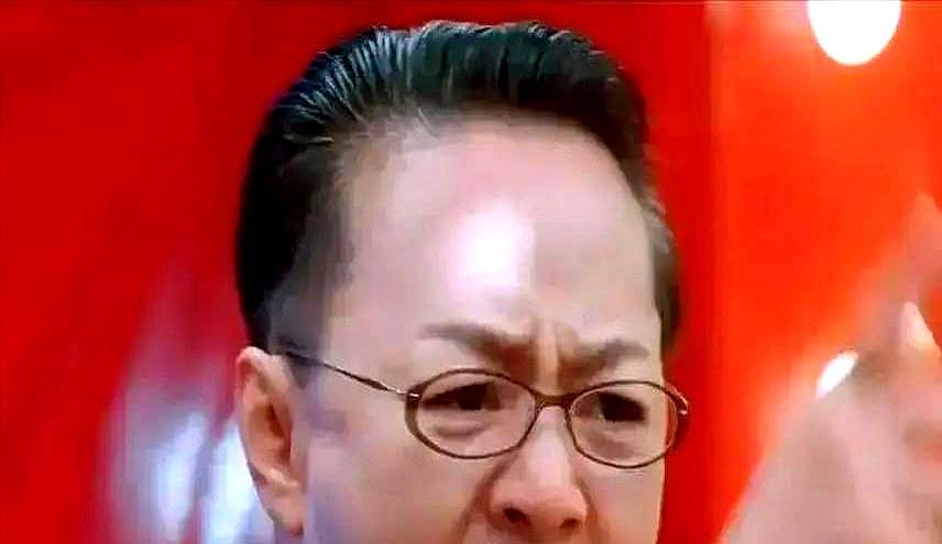 英达直播间哽咽喊话巴图：孙子改回姓英吧！4万观众面前，巴图一言不发，整整沉默了3