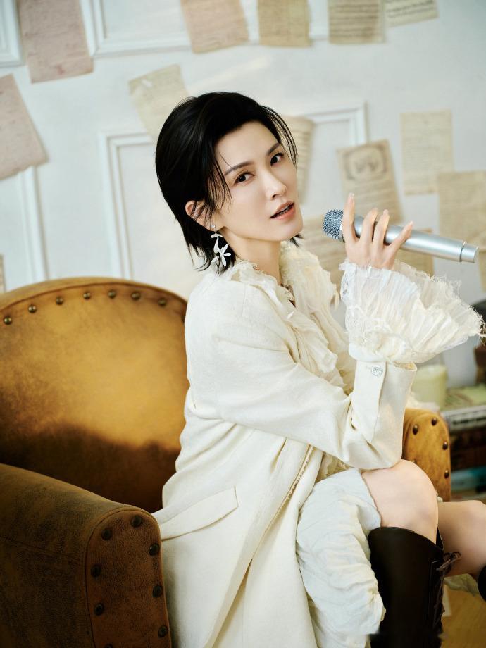 徐洁儿开口我跪下了浪姐直播连谢娜都忍不住出言称赞，足以说明这次发挥有多出彩，纯净