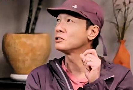 58岁陈小春还在台上又唱又跳。不是热爱。是不敢停。

他在访谈里说了句大实话：见