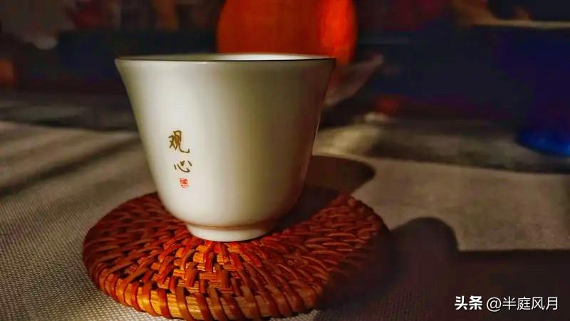 晨光微熹｜心淡，则无伤
早起泡茶，沸水过烫，茶汤便泛涩。
入口微苦，静置片刻，舌