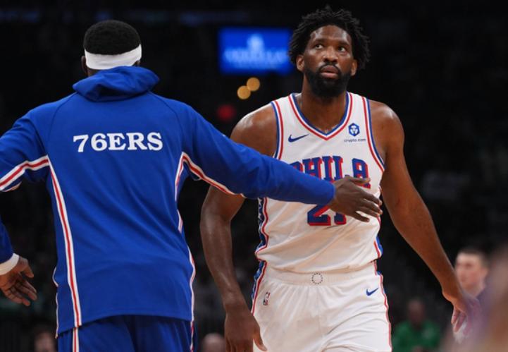 NBA东部半决赛，出现了特别搞笑的一幕。
76人队的乌布雷在造成尼克斯头号球星布