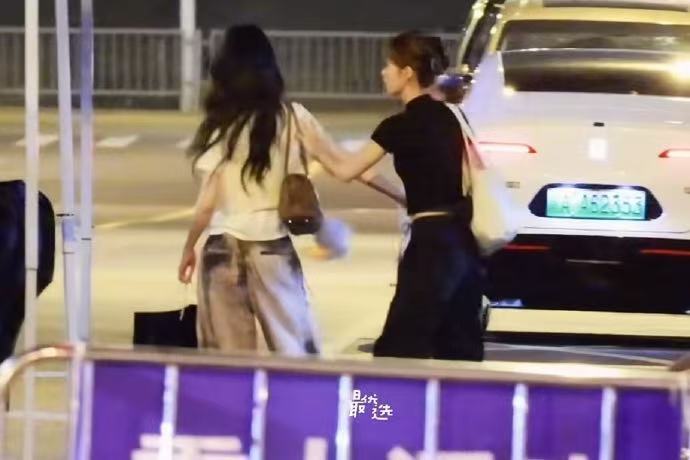 浪姐5位姐姐陪看快乐老家这段互动细节真的值得细品，听到一起旅行的提议张月难掩笑意
