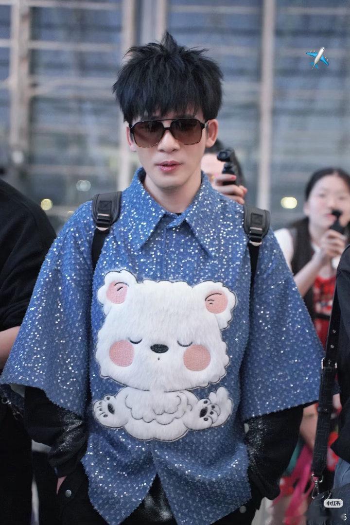 大张伟邀你做快乐的大好儿童大张伟演唱会绽放人生礼花从耳机里的歌声到眼前的舞台，7