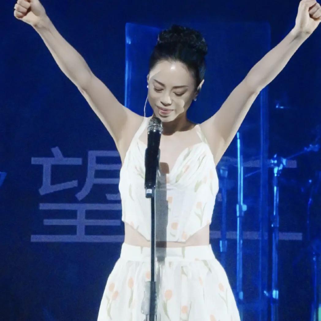 女歌手黄绮珊，彻底“翻车”了！

9月29日晚，55岁的黄绮珊冲上了热搜，不过，