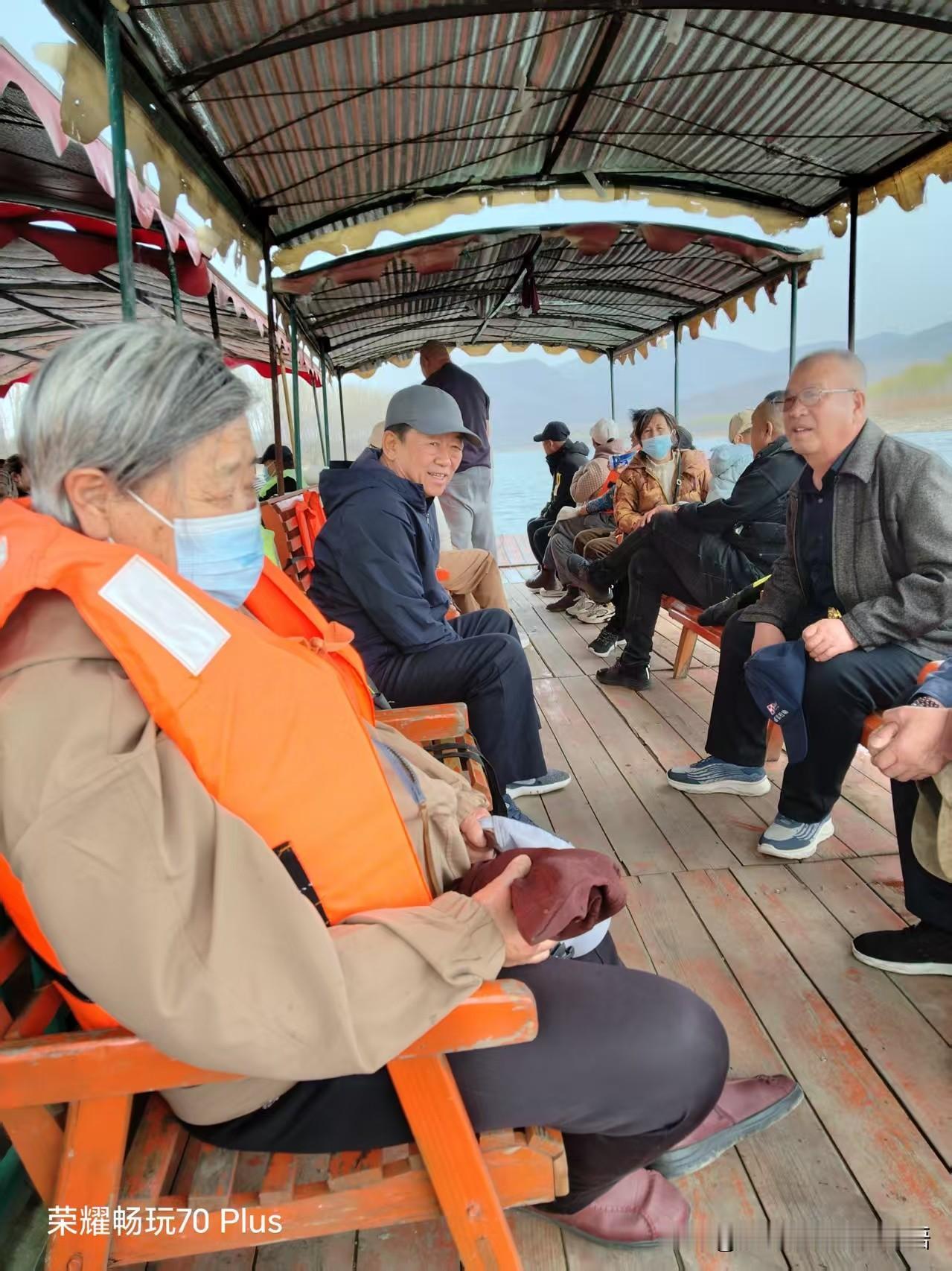 今天健康团队组织去辽阳广佑寺、白塔公园游玩，路上欢声笑语不断。

最让人惊喜的是